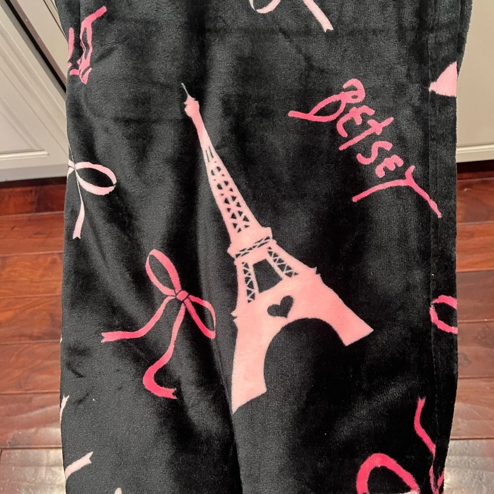 Betsey Johnson Pink and Black Plush Throw blanket Eiffel Tower Valentine’s Day